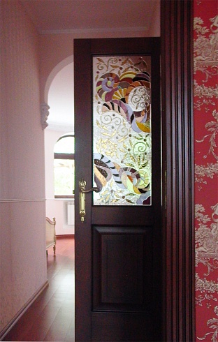 Дверь в гардеробную с витражом в стиле Фьюзинг